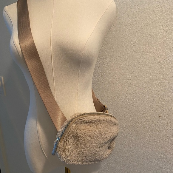 Cozy Beige Sherpa Crossbody Bag - Picture 4 of 12